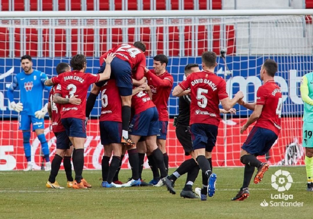 Los jugadores de Osasuna celebran el gol de Moncayola para certificar la ansiada victoria 3 meses después Los jugadores de Osasuna celebran el gol de Moncayola para certificar la ansiada victoria 3 meses después