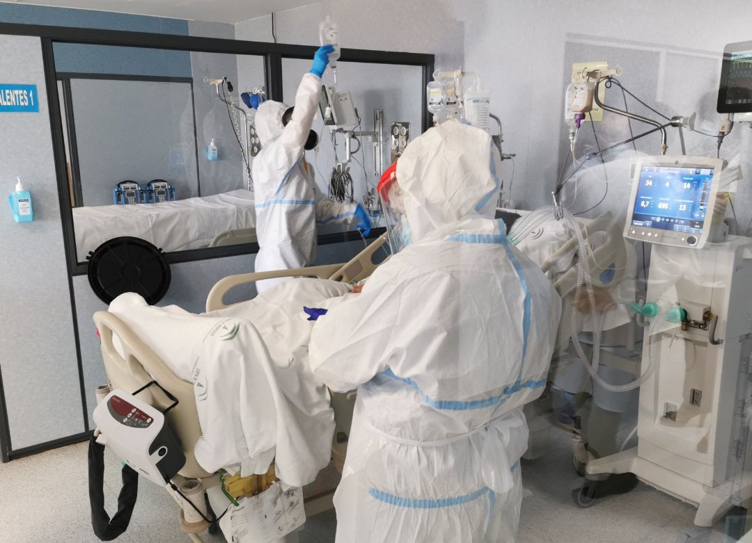 Sanitarios atienden a un paciente en la UCI covid de Torrecárdenas Sanitarios atienden a un paciente en la UCI covid de Torrecárdenas