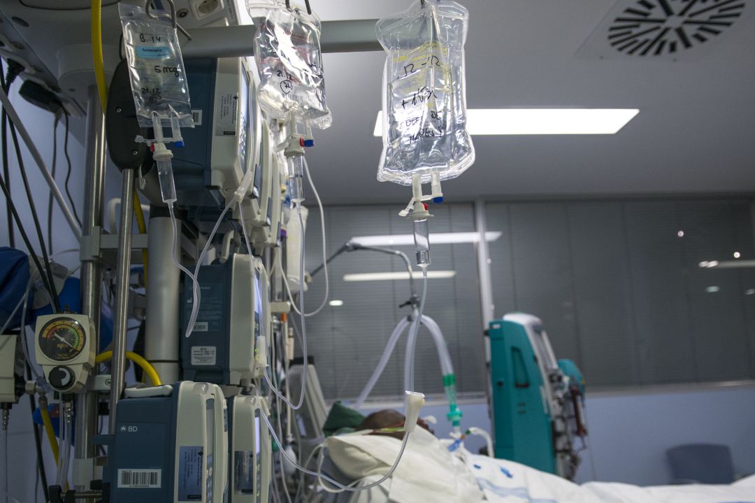 Un paciente ingresado en la Unidad de Cuidados Intensivos (UCI) para enfermos de coronavirus. Un paciente ingresado en la Unidad de Cuidados Intensivos (UCI) para enfermos de coronavirus.
