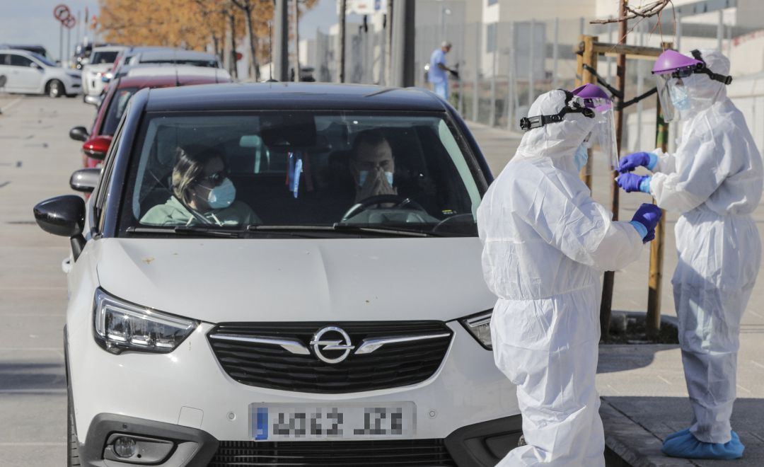 Un coche en la cola para las pruebas PCR en los alrededores del hospital de campaña de La Fe, en Valencia, Comunidad Valenciana (España), a 18 de enero de 2021. Un coche en la cola para las pruebas PCR en los alrededores del hospital de campaña de La Fe, en Valencia, Comunidad Valenciana (España), a 18 de enero de 2021.