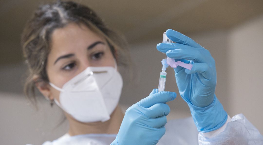 Una enfermera prepara una segunda dosis de la vacuna Pfizer-BioNTech contra el coronavirus Una enfermera prepara una segunda dosis de la vacuna Pfizer-BioNTech contra el coronavirus
