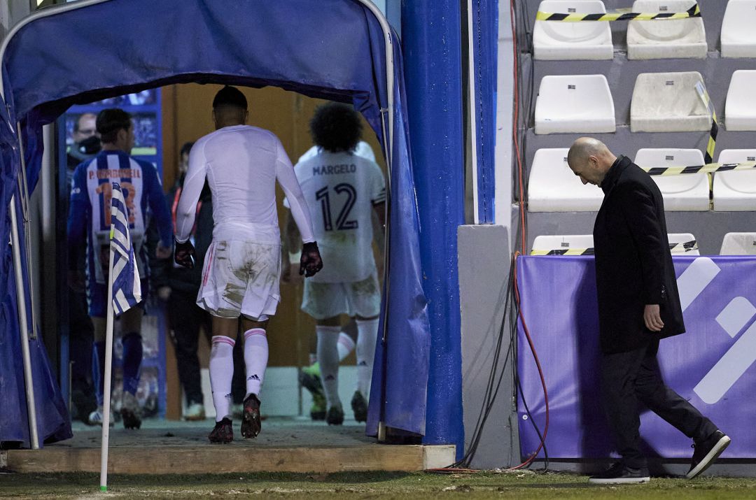 Zidane encara el túnel de vestuarios tras la eliminación del Real Madrid de la Copa del Rey, en Alcoy Zidane encara el túnel de vestuarios tras la eliminación del Real Madrid de la Copa del Rey, en Alcoy