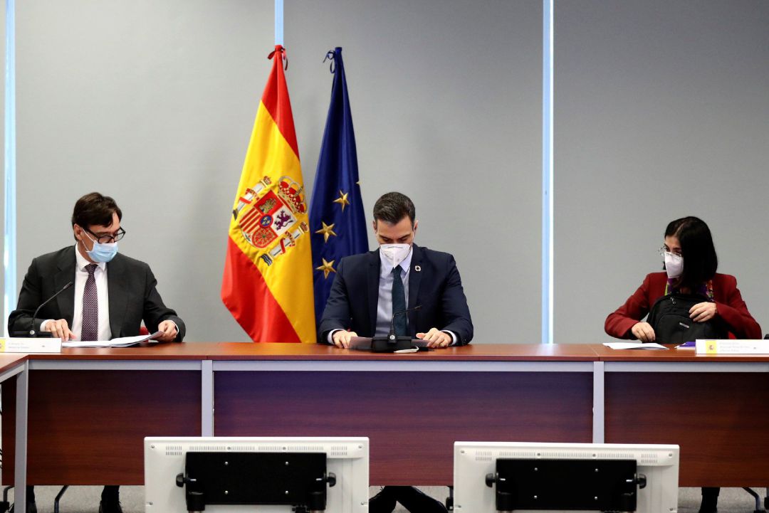 El presidente del Gobierno, Pedro Sánchez (c), preside la reunión del Comité de seguimiento del coronavirus celebrada en Madrid, este lunes, junto al ministro de Sanidad, Salvador Illa (i), y la ministra de Política Territorial y Función Pública, Carolina Darias (d). El presidente del Gobierno, Pedro Sánchez (c), preside la reunión del Comité de seguimiento del coronavirus celebrada en Madrid, este lunes, junto al ministro de Sanidad, Salvador Illa (i), y la ministra de Política Territorial y Función Pública, Carolina Darias (d).