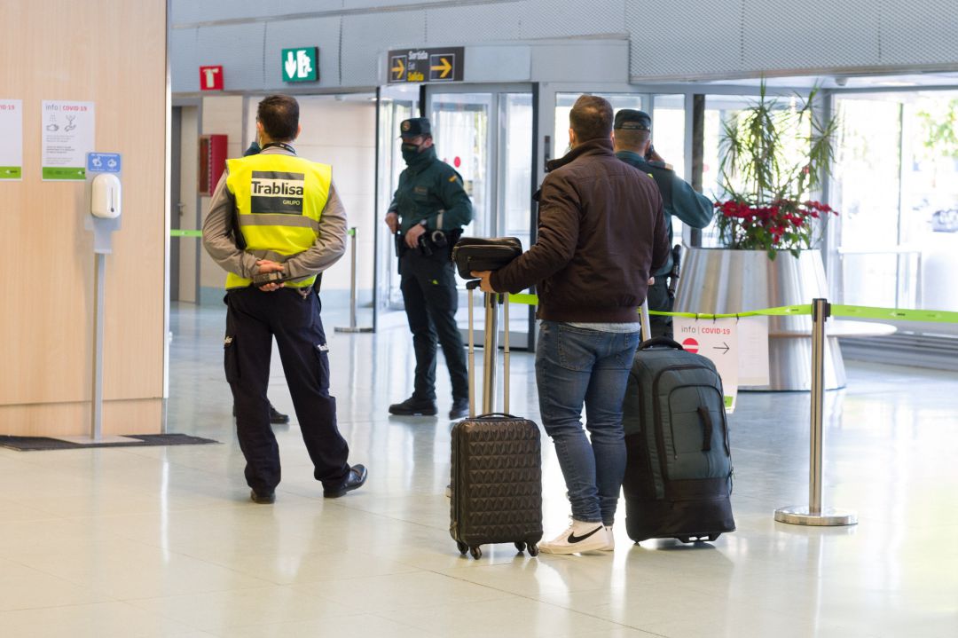 Agentes de la Guardia Civil y empleados de seguridad vigilan a los pasajeros en el interior del Aeropuerto de Ibiza. Agentes de la Guardia Civil y empleados de seguridad vigilan a los pasajeros en el interior del Aeropuerto de Ibiza.