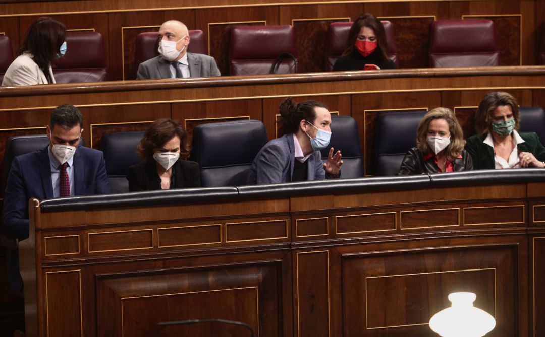 El presidente del Gobierno, Pedro Sánchez, y sus vicepresidentas Carmen Calvo, Pablo Iglesias, Nadia Calviño y Teresa Ribera durante una sesión plenaria en el Congreso El presidente del Gobierno, Pedro Sánchez, y sus vicepresidentas Carmen Calvo, Pablo Iglesias, Nadia Calviño y Teresa Ribera durante una sesión plenaria en el Congreso