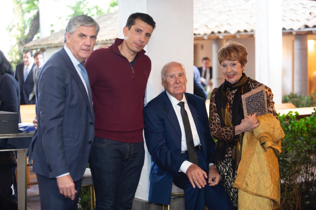 Gumersindo en México con su hijo José Ramón Ruiz, Pilar Albéniz, de Bodegas Torremilanos y su hijo Vicente Peñalba Gumersindo en México con su hijo José Ramón Ruiz, Pilar Albéniz, de Bodegas Torremilanos y su hijo Vicente Peñalba