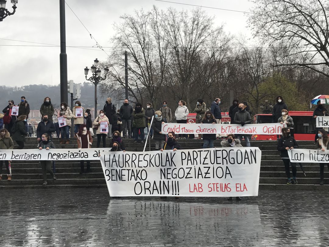 Los sindicatos ELA, LAB y STEILAS han convocado una jornada de huelga en la Plaza Arriaga Los sindicatos ELA, LAB y STEILAS han convocado una jornada de huelga en la Plaza Arriaga