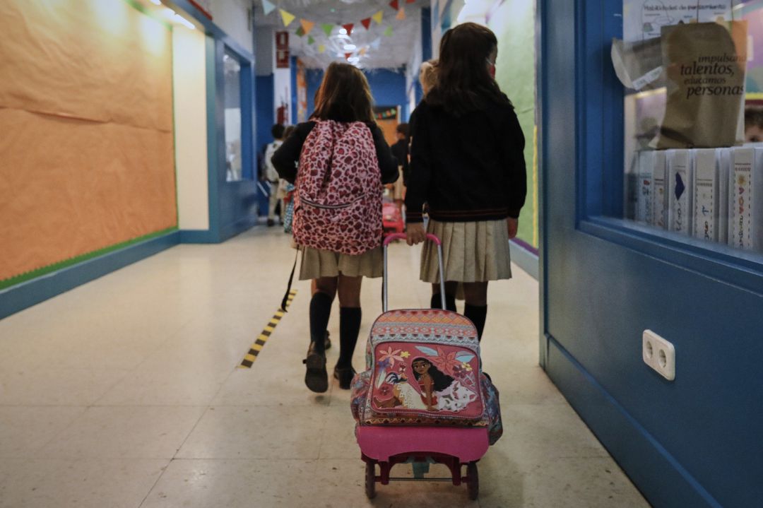 Alumnas en el interior de un colegio Alumnas en el interior de un colegio