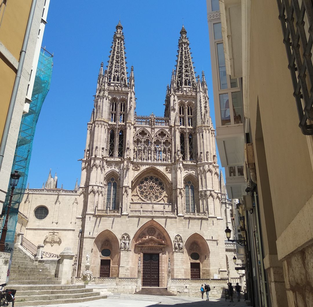 El proyecto contempla el cambio de las puertas de madera de la fachada de Santa María por unas de bronce diseñadas por Antonio López El proyecto contempla el cambio de las puertas de madera de la fachada de Santa María por unas de bronce diseñadas por Antonio López