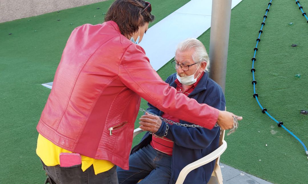 Un hombre de 73 años se encadena en Tenerife para exigir su pensión no contributiva Un hombre de 73 años se encadena en Tenerife para exigir su pensión no contributiva