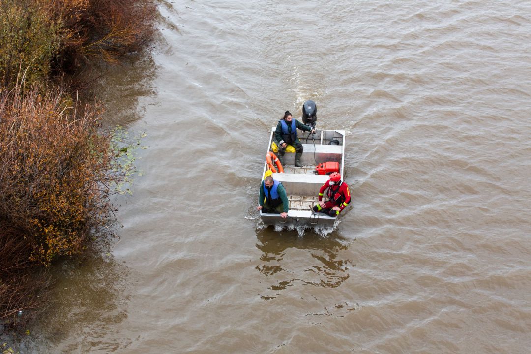 Una barca del GEAS, equipo de emergencias en la zona del río Guadiana junto al Puente de la Autonomía, en Badajoz. Una barca del GEAS, equipo de emergencias en la zona del río Guadiana junto al Puente de la Autonomía, en Badajoz.
