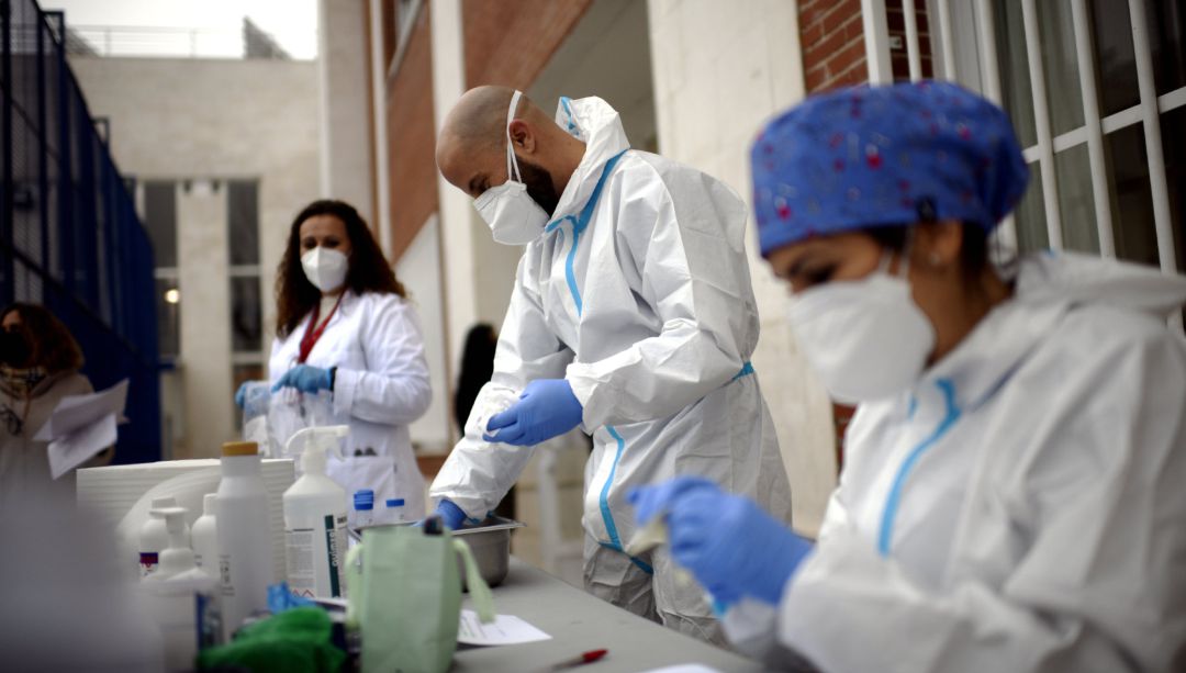 Sanitarios realizando tests de RT-PCR Sanitarios realizando tests de RT-PCR