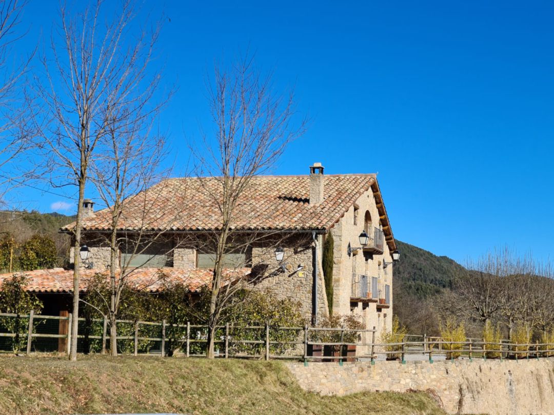 Masia de les Lloses on els Mossos van desallotjar una festa amb 24 persones denunciades Masia de les Lloses on els Mossos van desallotjar una festa amb 24 persones denunciades