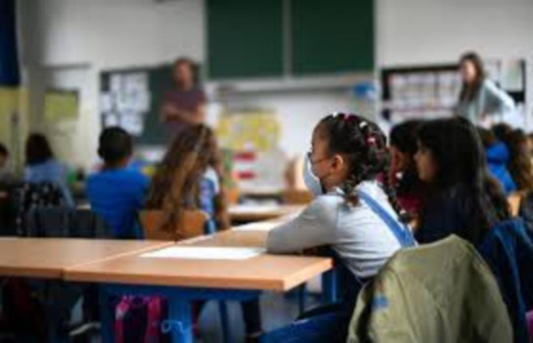Alumnos en el aula de un colegio Alumnos en el aula de un colegio