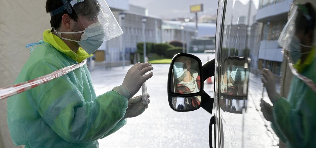Un enfermero entrega a un ciudadano un test de coronavirus. Un enfermero entrega a un ciudadano un test de coronavirus.