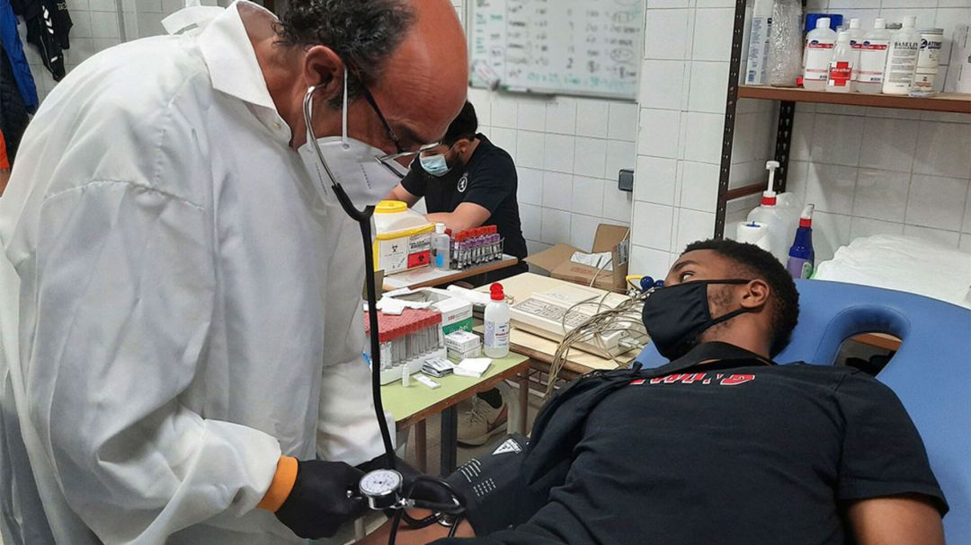 El doctor López Contreras, durante uno de los test realizados a la plantilla El doctor López Contreras, durante uno de los test realizados a la plantilla