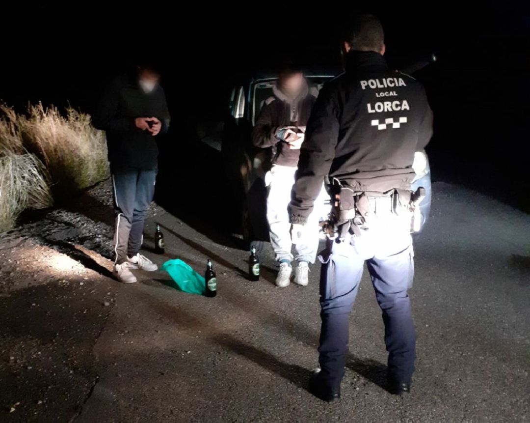 Hacer botellón sin mascarilla dentro del coche: nueva forma de saltarse las restricciones contra el Covid Hacer botellón sin mascarilla dentro del coche: nueva forma de saltarse las restricciones contra el Covid