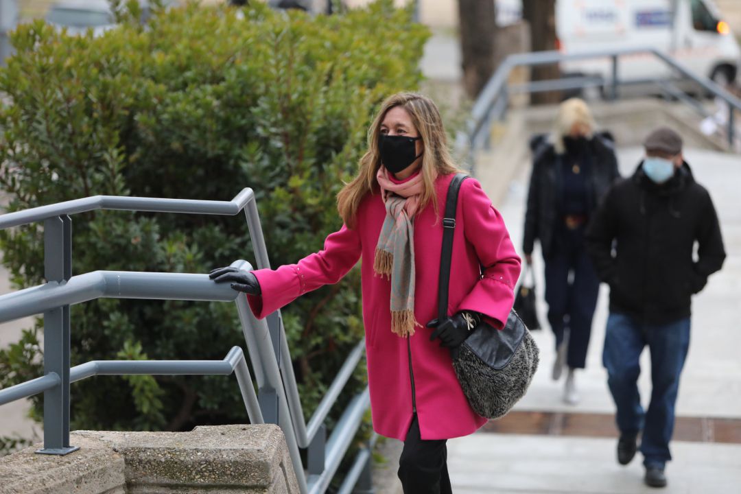 La funcionaria Amalia Calonge se dirige a testificar a la Audiencia Provincial. La funcionaria Amalia Calonge se dirige a testificar a la Audiencia Provincial.