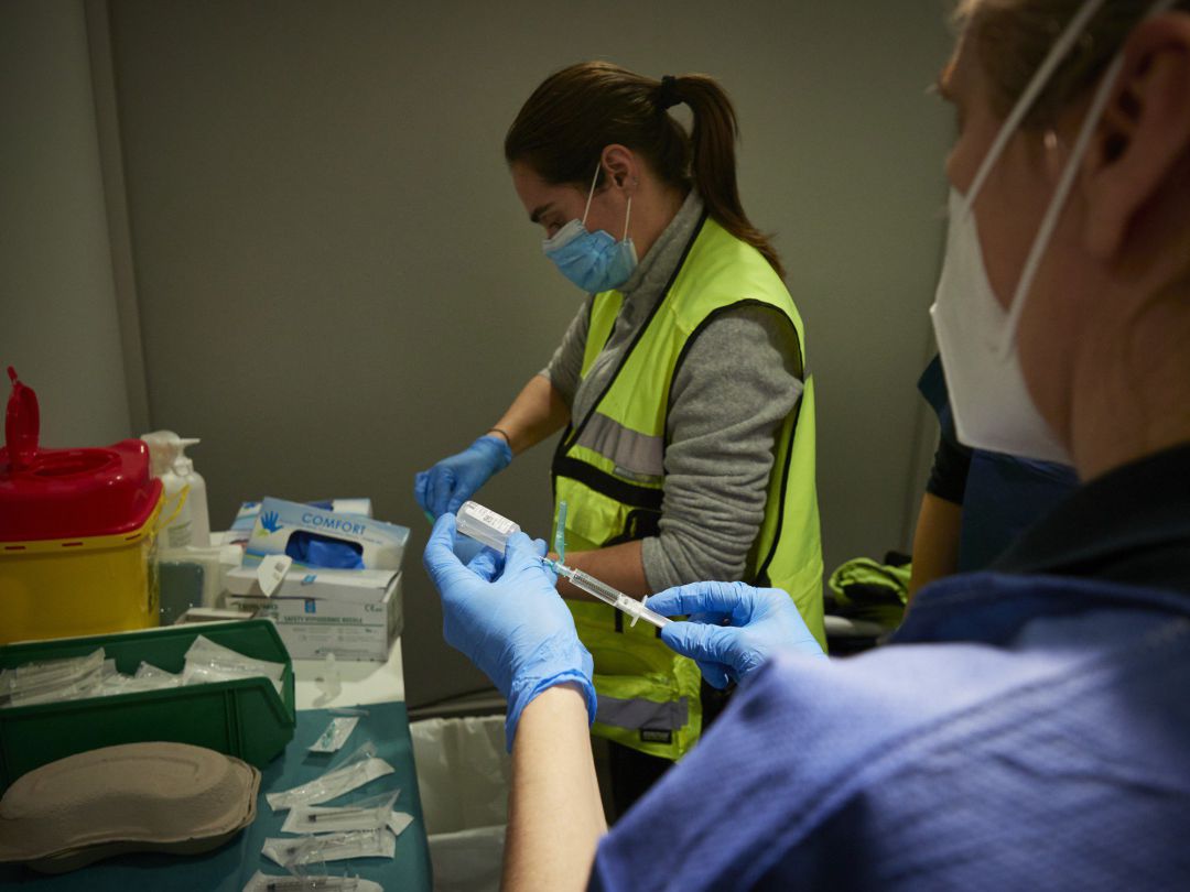 Dos trabajadoras sanitarias, en un dispositivo para administrar la vacuna contra la COVID-19 a profesionales sociosanitarios, en Pamplona Dos trabajadoras sanitarias, en un dispositivo para administrar la vacuna contra la COVID-19 a profesionales sociosanitarios, en Pamplona