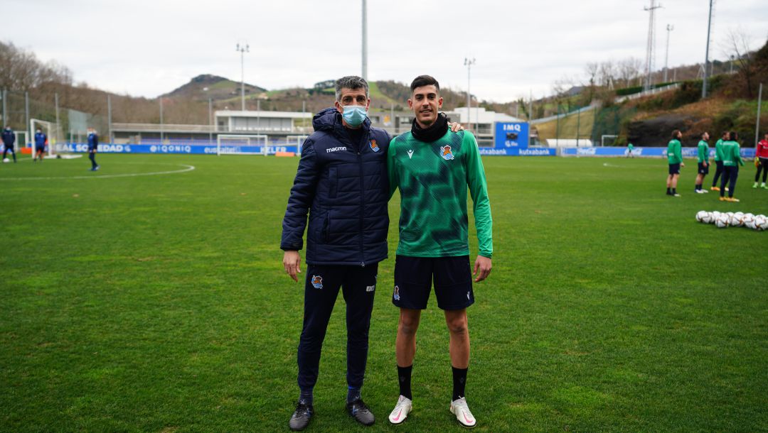 Carlos Fernández posa con Imanol antes de su primera entrenamiento en Zubieta Carlos Fernández posa con Imanol antes de su primera entrenamiento en Zubieta