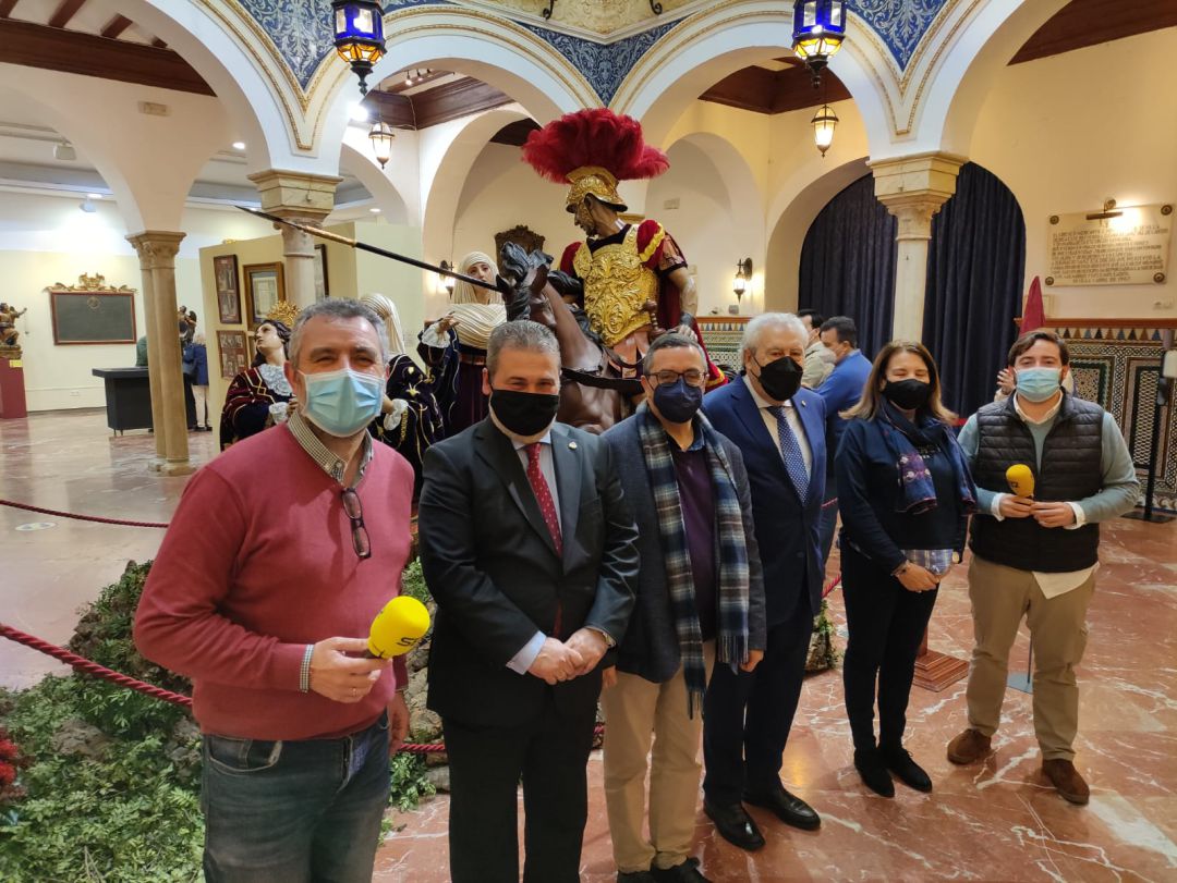 De izquierda a derecha, Paco García, Antonio Ramírez Iberburen, hermano mayor de la Sagrada Lanzada; Práxedes Sánchez, presidente del Círculo Mercantil; Antonio Carazo, comisario de la exposición; la documentalista y archivera de la Magdalena, Aurora Ortega, y José Manuel Peña De izquierda a derecha, Paco García, Antonio Ramírez Iberburen, hermano mayor de la Sagrada Lanzada; Práxedes Sánchez, presidente del Círculo Mercantil; Antonio Carazo, comisario de la exposición; la documentalista y archivera de la Magdalena, Aurora Ortega, y José Manuel Peña