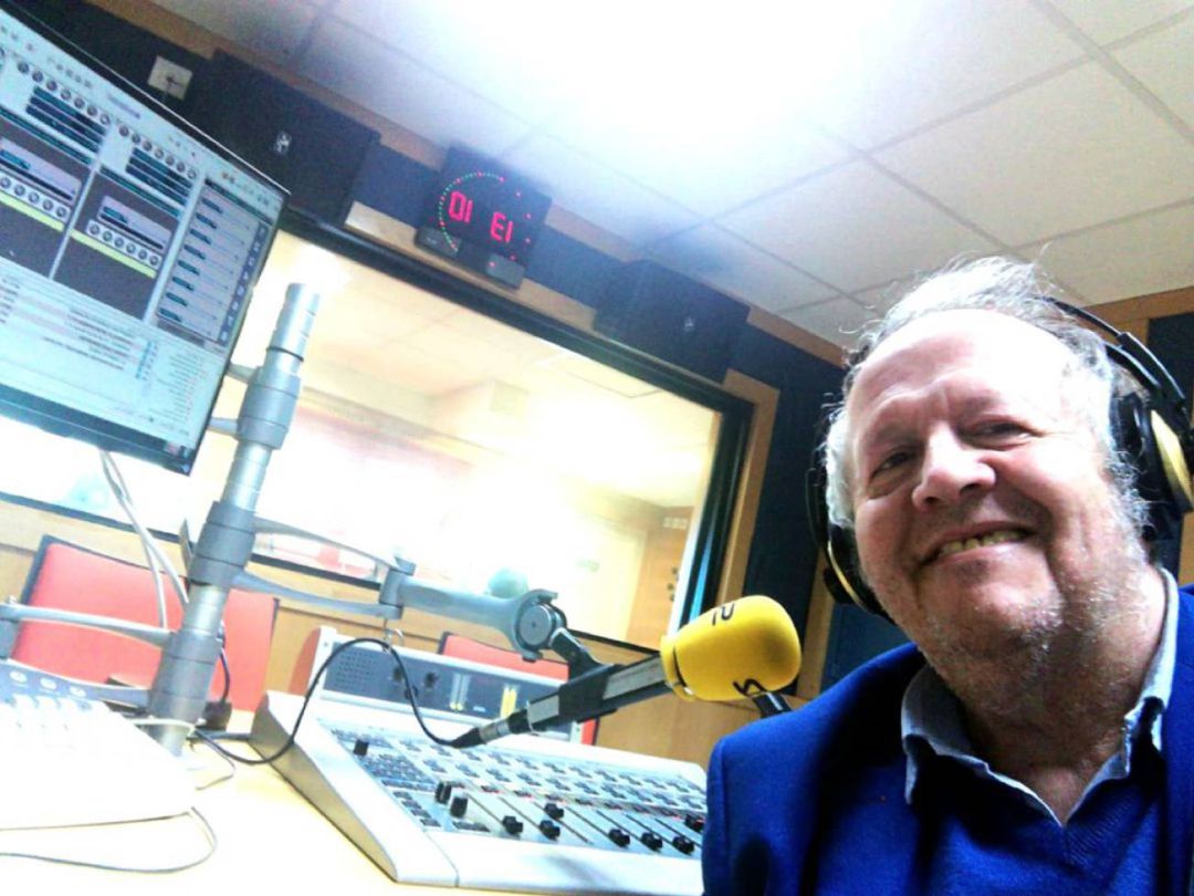 Autorretrato de Juan José Téllez en los estudios de Radio Cádiz Autorretrato de Juan José Téllez en los estudios de Radio Cádiz