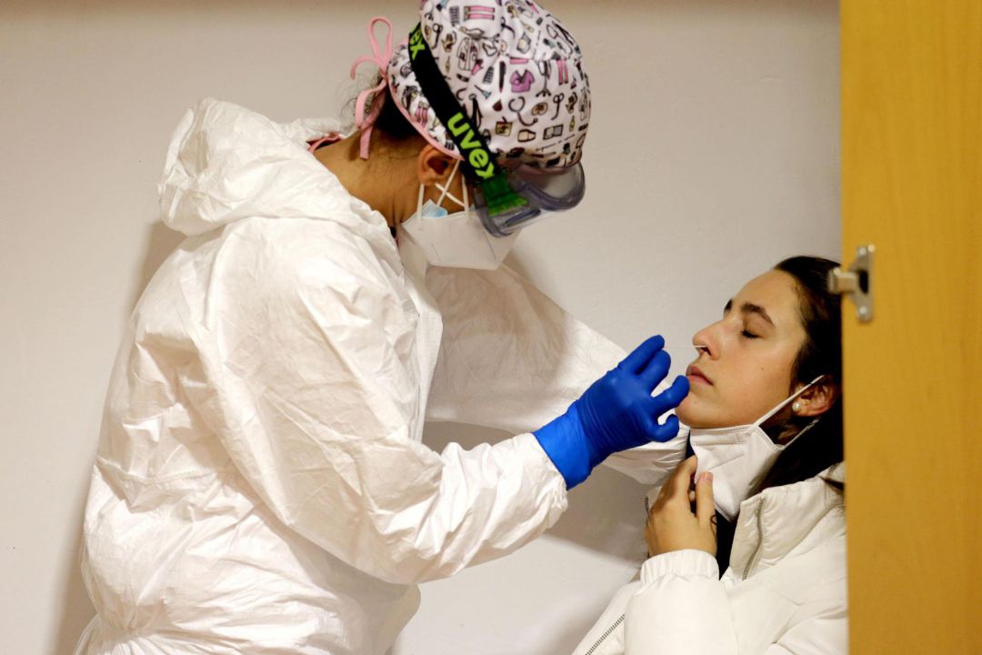 Una alumna se somete a una prueba de coronavirus Una alumna se somete a una prueba de coronavirus