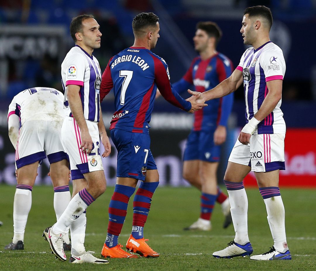Sergio León of Levante shake hand with Bruno of Valladolid Sergio León of Levante shake hand with Bruno of Valladolid