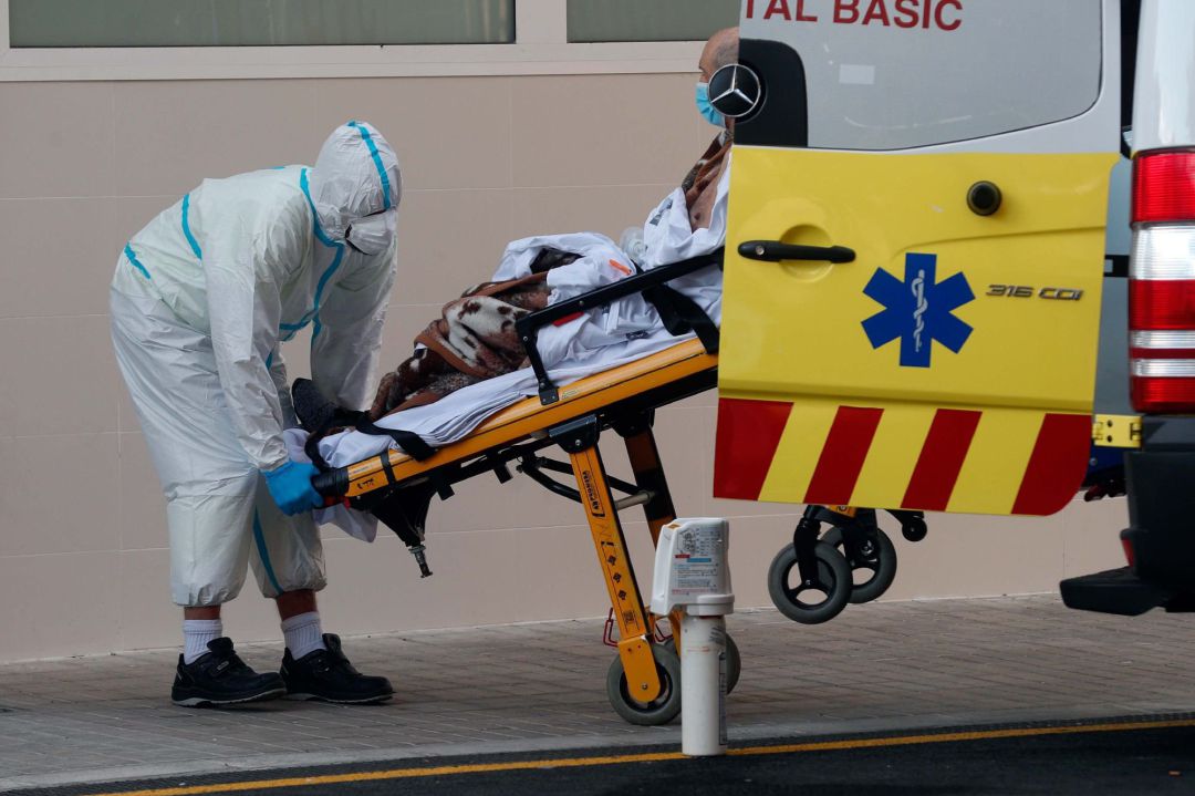 Un sanitario traslada a un enfermo en el Hospital Clínico de Valencia. Un sanitario traslada a un enfermo en el Hospital Clínico de Valencia.