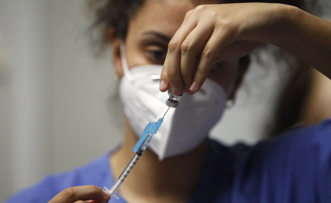 Una enfermera prepara la vacuna Pfizer-BioNtech contra la COVID-19 Una enfermera prepara la vacuna Pfizer-BioNtech contra la COVID-19