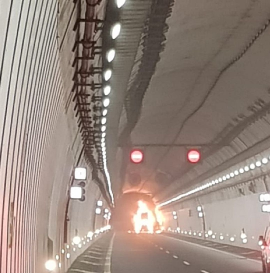 Camión ardiendo en la boca del túnel. Camión ardiendo en la boca del túnel.