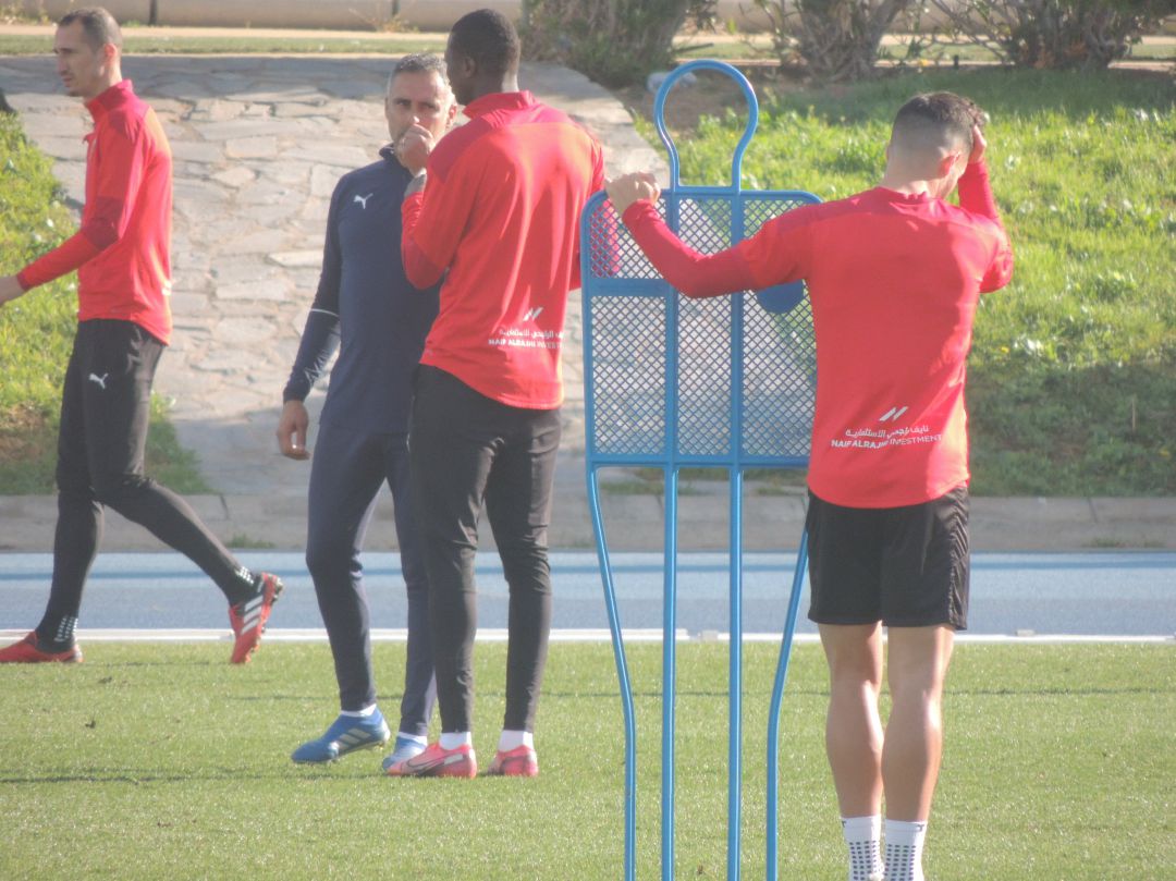 José Gomes habla con Umar Sadiq. José Gomes habla con Umar Sadiq.