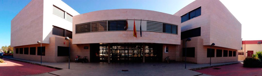 Fachada del ies histórico "Maestro Juan de Avila" de la capital Fachada del ies histórico "Maestro Juan de Avila" de la capital