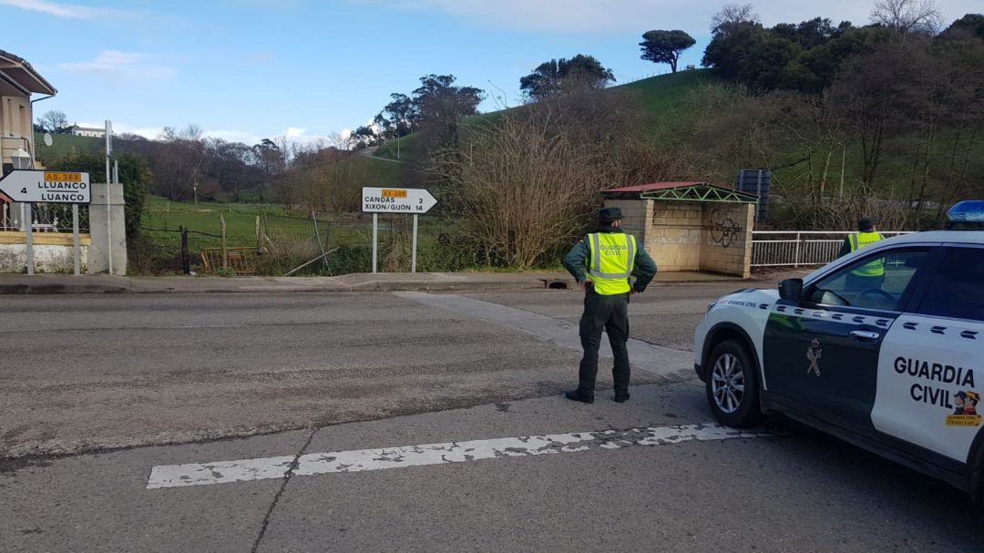 La Guardia Civil controla los accesos a Gozón por el cierre perimetral. La Guardia Civil controla los accesos a Gozón por el cierre perimetral.