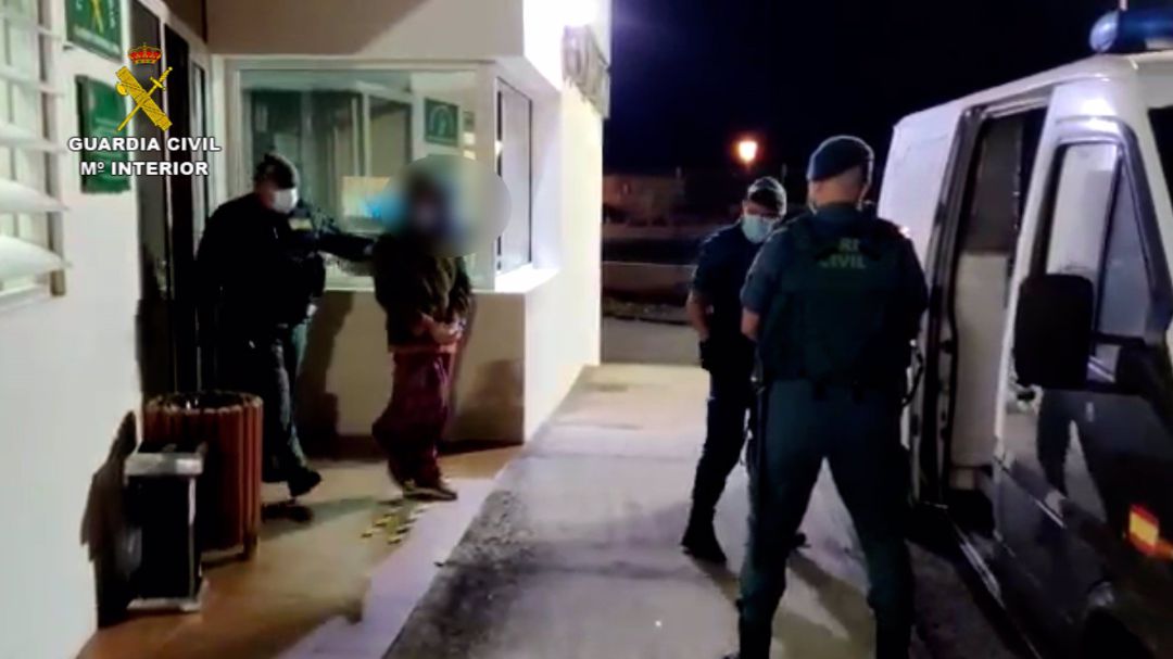 La Guardia Civil procede a la detención de uno de los asistentes a la fiesta La Guardia Civil procede a la detención de uno de los asistentes a la fiesta