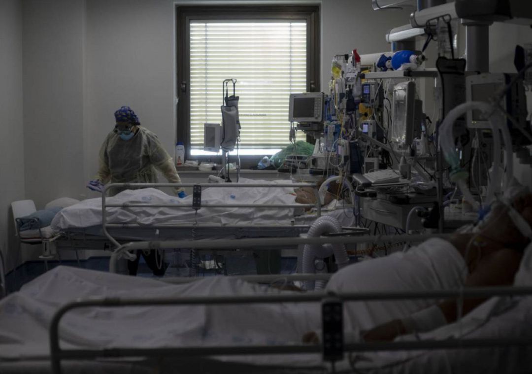 Unidad de Cuidados Intensivos (UCI) de un hospital Unidad de Cuidados Intensivos (UCI) de un hospital