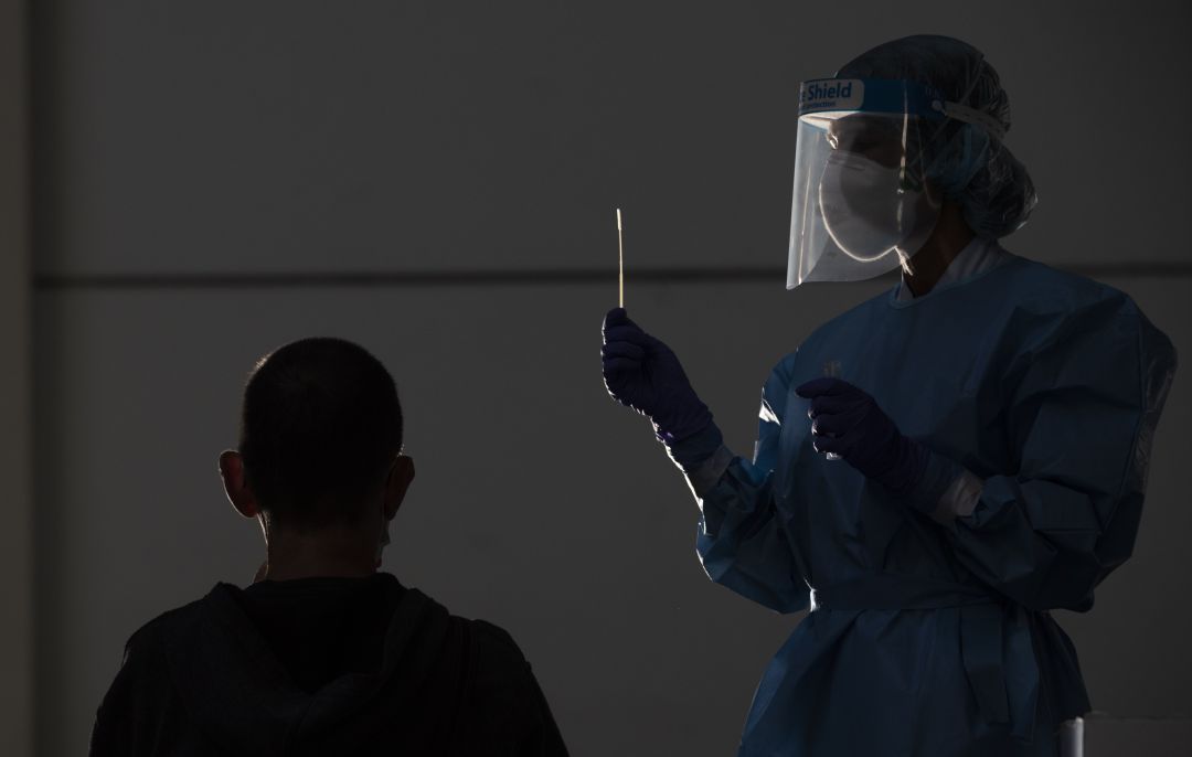 Una profesional sanitaria realiza una prueba PCR. Una profesional sanitaria realiza una prueba PCR.