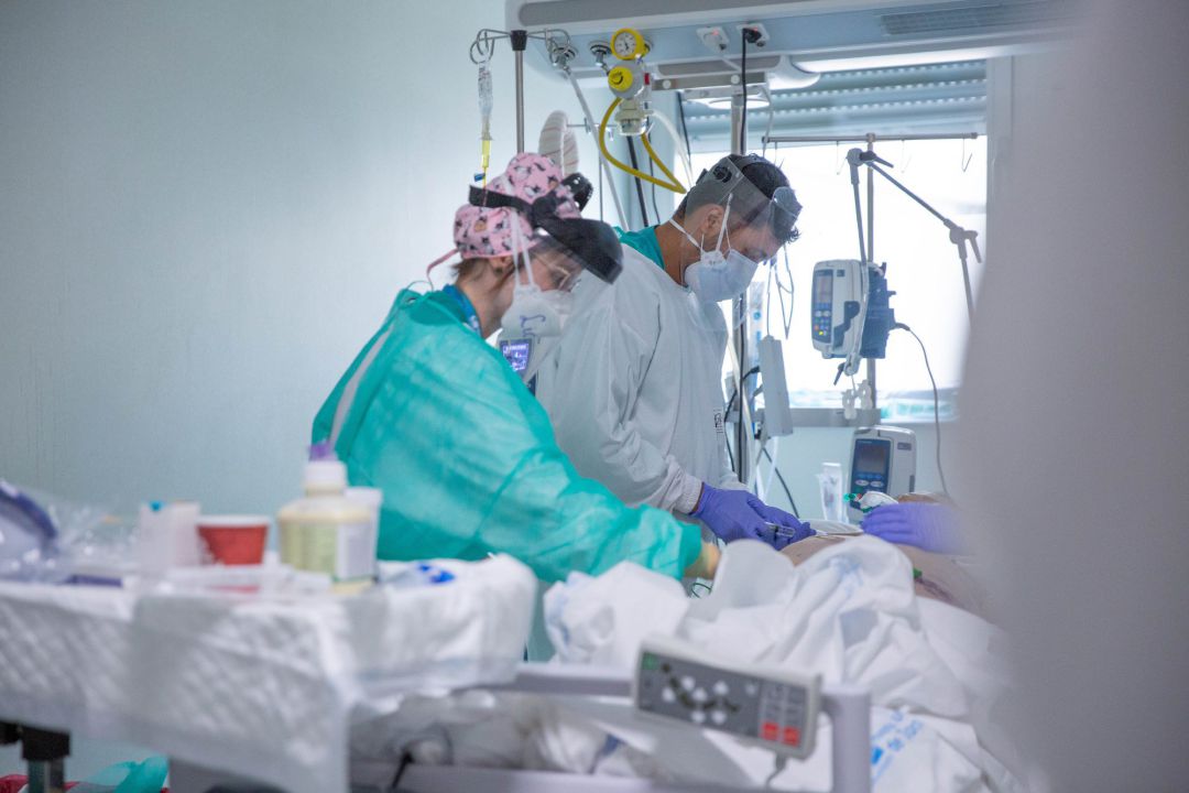 Especialistas y paciente en la UCI de un hospital de la Comunidad Valenciana. Especialistas y paciente en la UCI de un hospital de la Comunidad Valenciana.