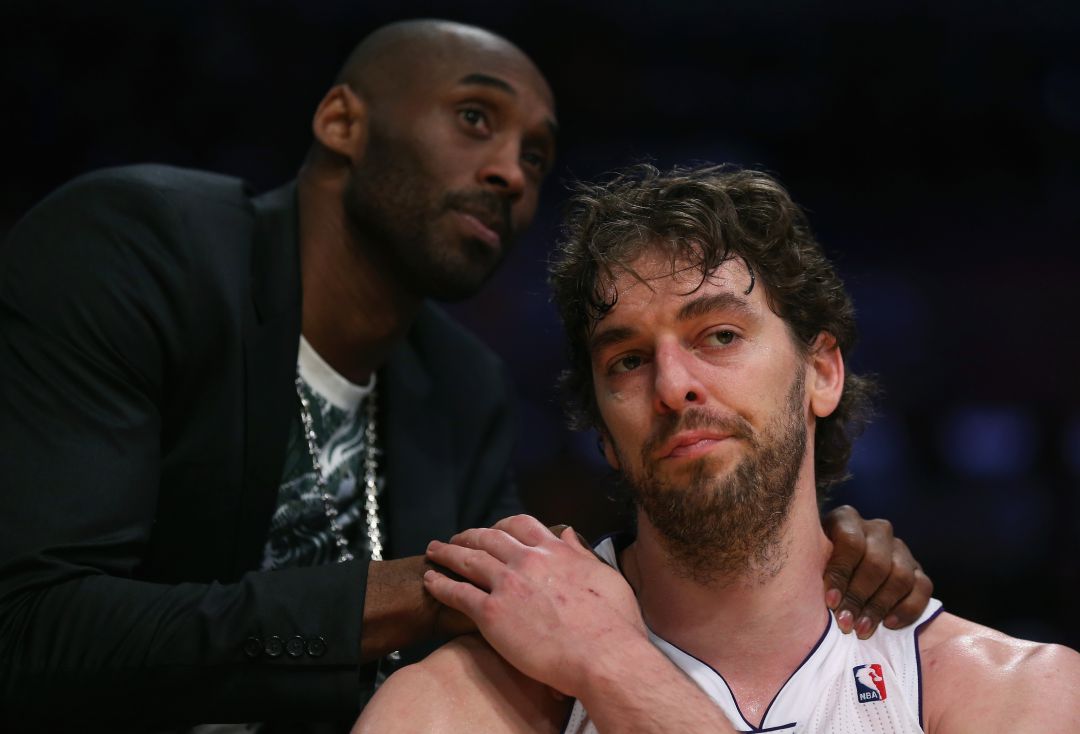 Kobe apoya a Pau, durante un partido con los Lakers Kobe apoya a Pau, durante un partido con los Lakers