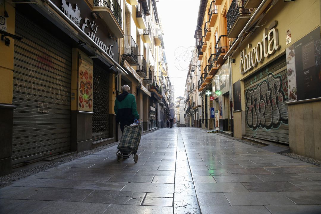 Una calle de Granada con todos los negocios cerrados Una calle de Granada con todos los negocios cerrados