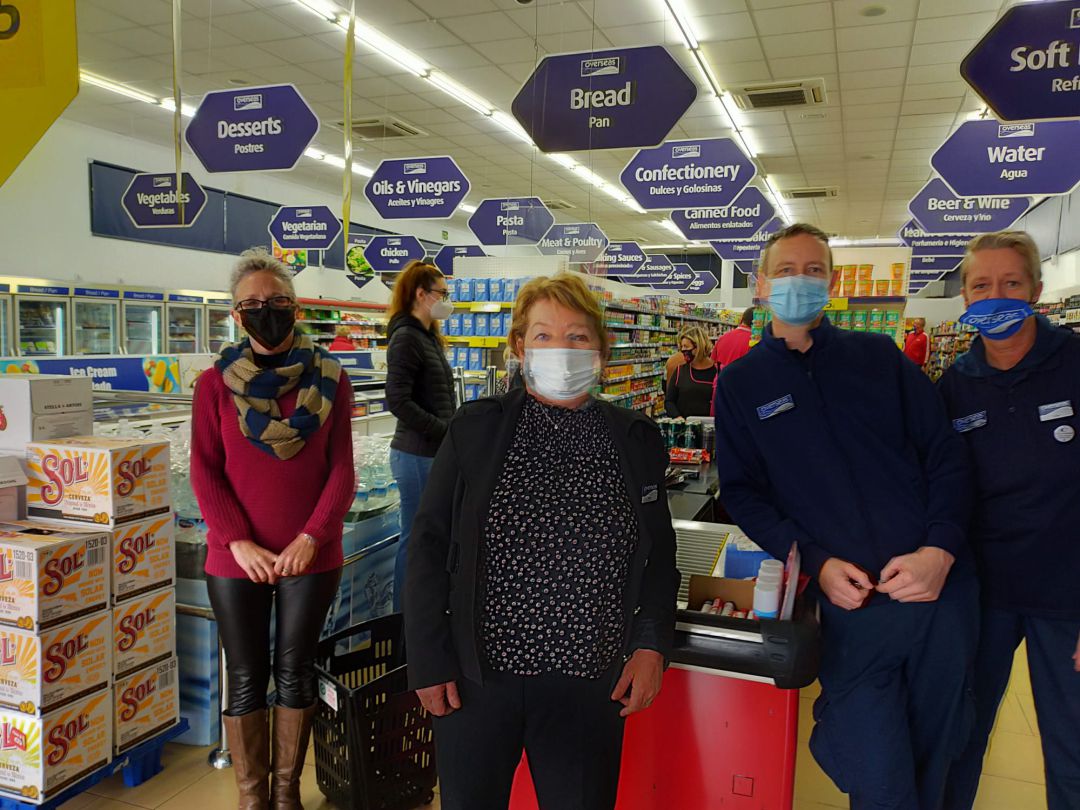 El personal de supermercado de una cadena británica lamenta el desabastecimiento de productos como el bacon o las judías inglesas tras el Brexit. El personal de supermercado de una cadena británica lamenta el desabastecimiento de productos como el bacon o las judías inglesas tras el Brexit.