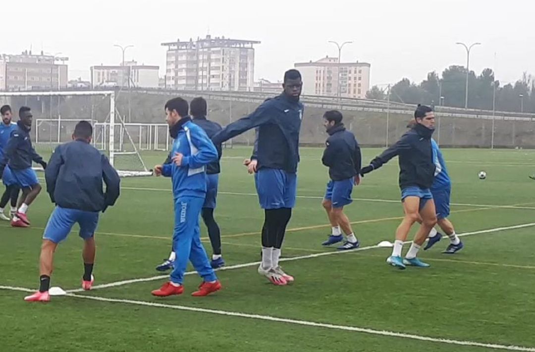 El centrocampista granadino, Serigne Mbapké, durante su primera sesión de trabajo con los ribereños. El centrocampista granadino, Serigne Mbapké, durante su primera sesión de trabajo con los ribereños.