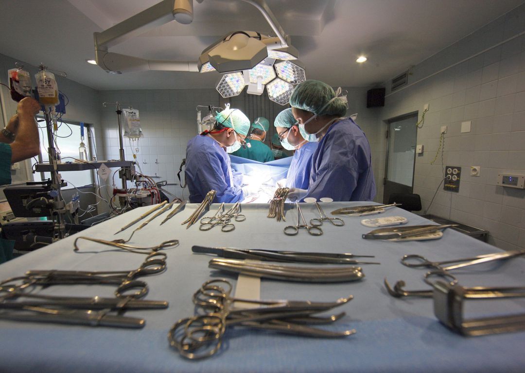 Salud asegura, sin embargo, que mantiene mayoritariamente las operaciones programadas a pesar del incremento de pacientes COVID Salud asegura, sin embargo, que mantiene mayoritariamente las operaciones programadas a pesar del incremento de pacientes COVID