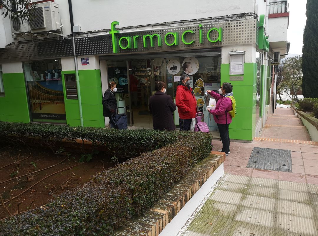 Vecinos de Ronda haciendo cola en una farmacia Vecinos de Ronda haciendo cola en una farmacia