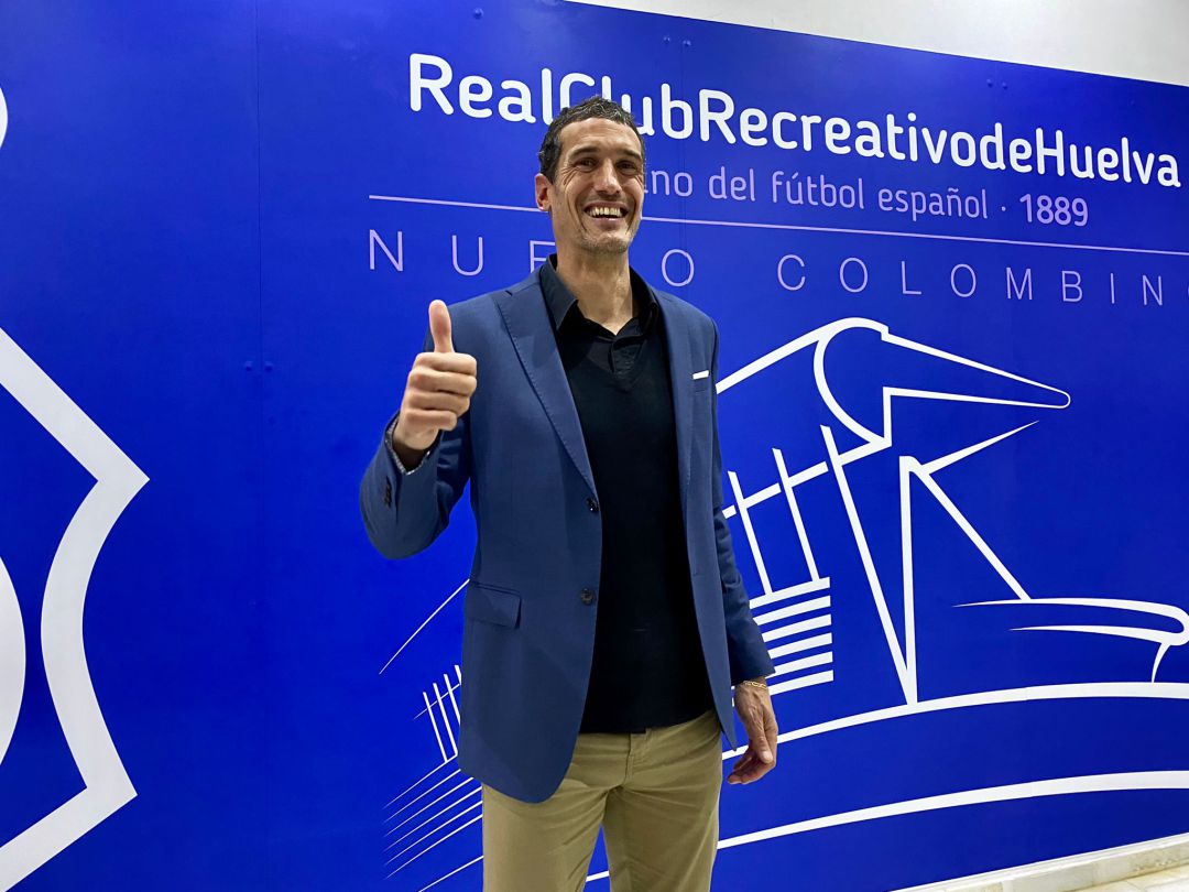 Antonio Calle, durante su presentación como nuevo entrenador del Recreativo de Huelva. Antonio Calle, durante su presentación como nuevo entrenador del Recreativo de Huelva.