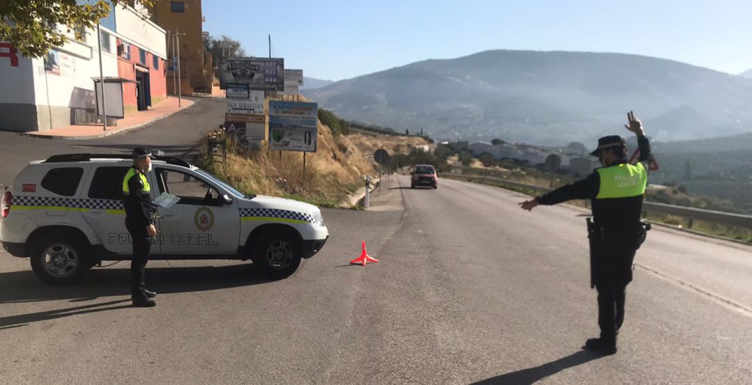 Agentes de la Policía Local controlan las entradas a Jaén capital. Agentes de la Policía Local controlan las entradas a Jaén capital.