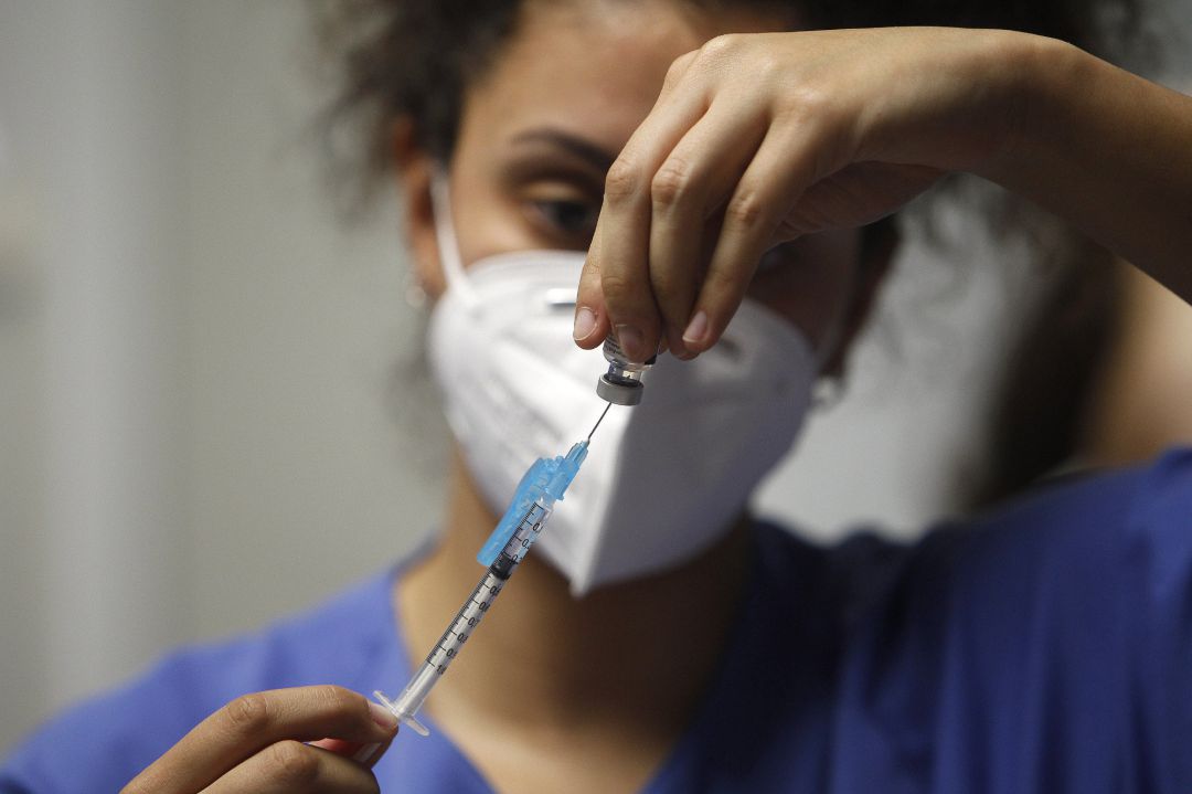 Una enfermera prepara la vacuna Pfizer-BioNtech contra el COVID-19 Una enfermera prepara la vacuna Pfizer-BioNtech contra el COVID-19