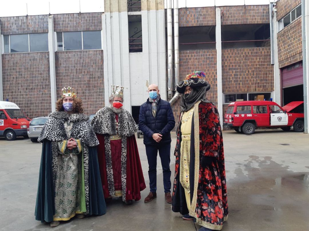 Los Reyes Magos recorrieron la ciudad en coches descapotables Los Reyes Magos recorrieron la ciudad en coches descapotables