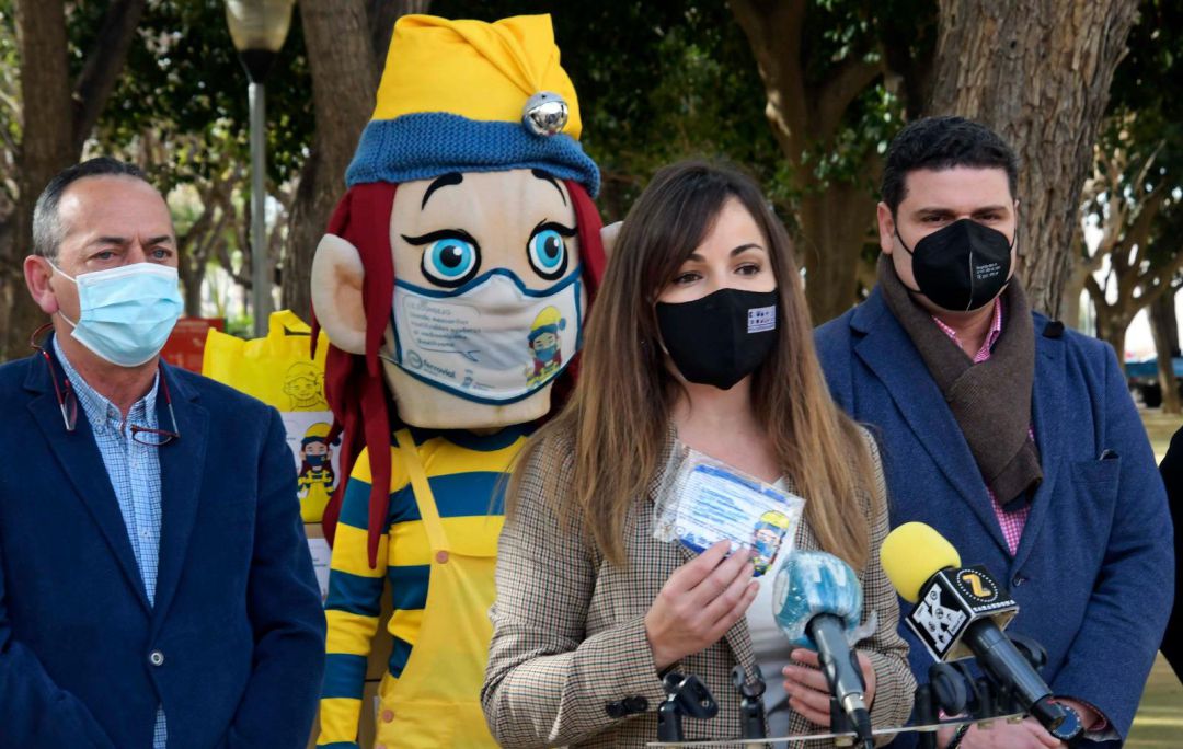 La concejala de Movilidad Sostenible, Rebeca Pérez, muestra las mascarillas que se repartirán entre los escolares del municipio de Murcia La concejala de Movilidad Sostenible, Rebeca Pérez, muestra las mascarillas que se repartirán entre los escolares del municipio de Murcia