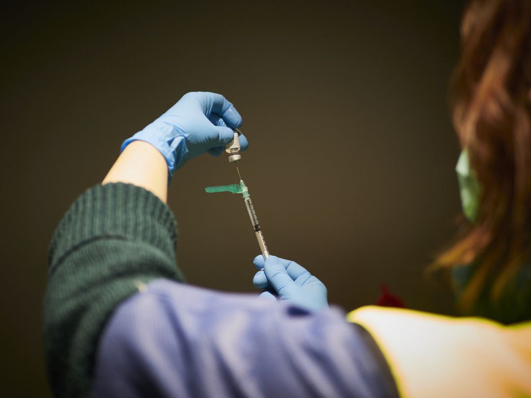 Una trabajadora sanitaria, con material necesario para administrar la vacuna contra la COVID-19, en Pamplona Una trabajadora sanitaria, con material necesario para administrar la vacuna contra la COVID-19, en Pamplona